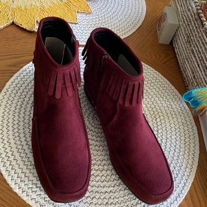 Comfortview ankle boots in excellent condition. Worn once. Size 9.5.